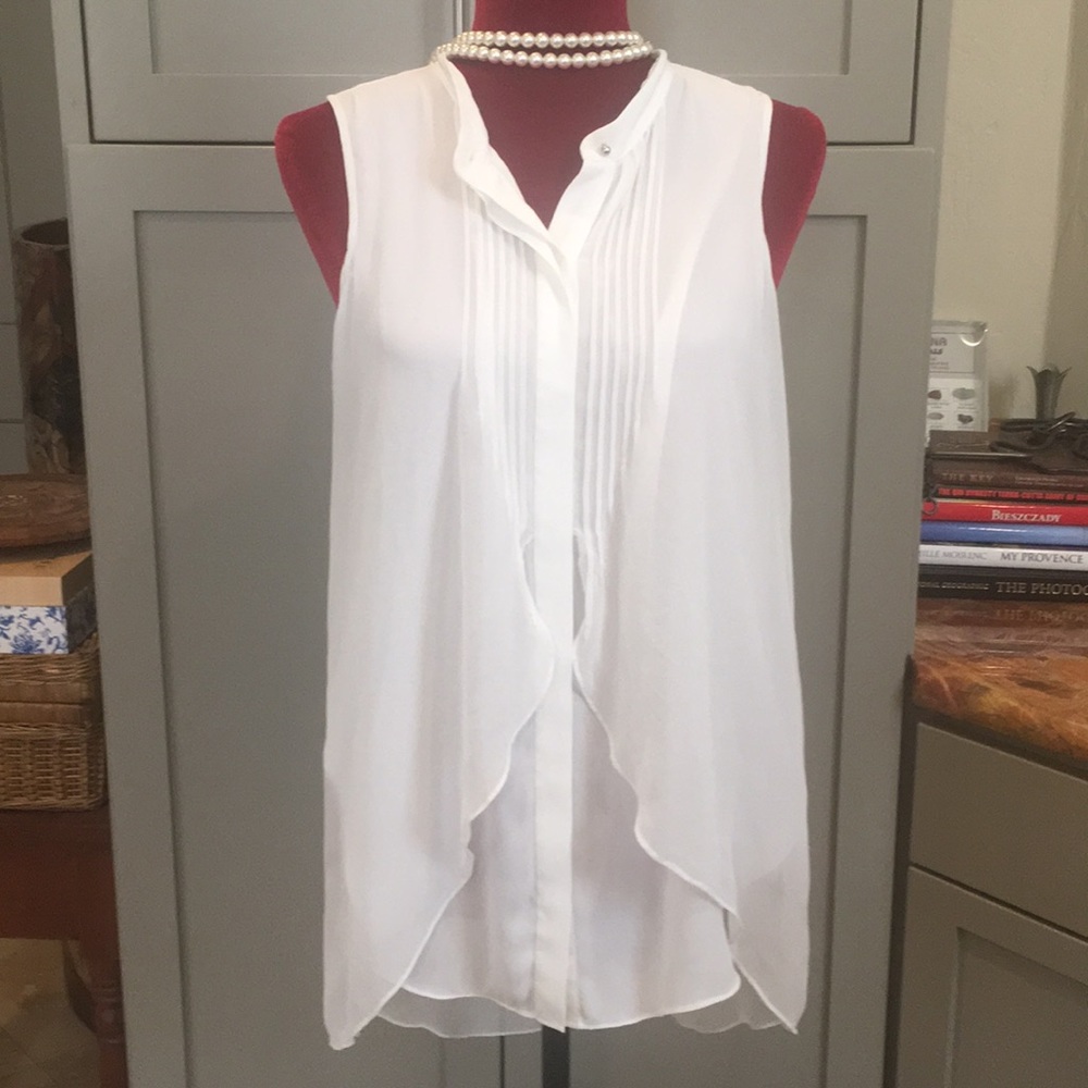 Fluttery sleeveless placket blouse layering
